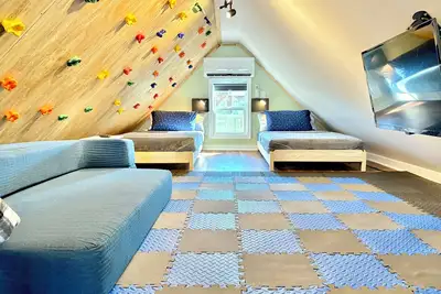 Image de New! Hot Tub, Climbing Wall, Fully-Fenced, Arcade Barrel, Ev Charger, Families!