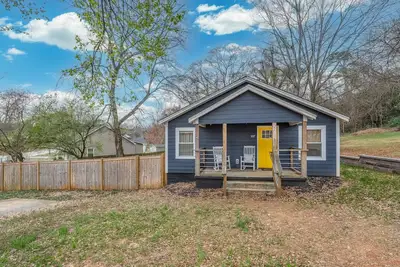 Image de 3-bedroom house only minutes from downtown Greenville and Furman. Pet Friendly!