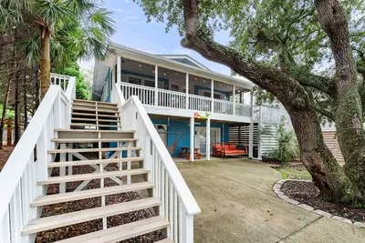 Image de 4-bedroom house in charming Oak Island with WiFi, Ac, family kid friendly!