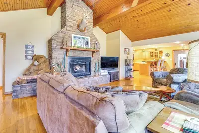 Image de Hot Tub + Family Reunion: Spacious Retreat!