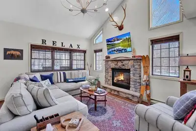 Image de Big Bass Lake Wooded Cabin with Hot Tub, Entertainment Loft & Amenities Galore!