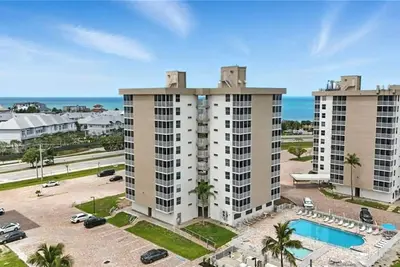 Image de Bonita Beach & Tennis-Completely Remodeled/Fireplace-Steps to Beach & Restaurant