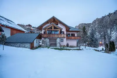 Chalet 'Colenfrey - Valloire' avec vue sur la montagne, terrasse privée et Wi-Fi