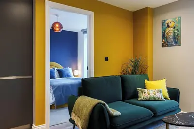 2Bed 2Bath Golden Leeds Escape-Velvet Elegance 10 min City Center