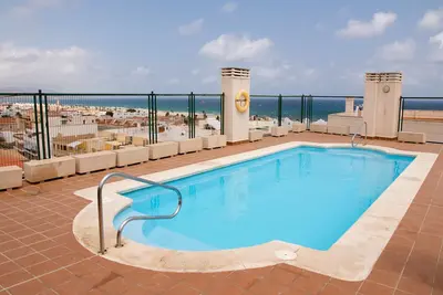Image de Appartement 'Piso Para Grupos Cerca Del Mar' avec piscine partagée, Wi-Fi et climatisation