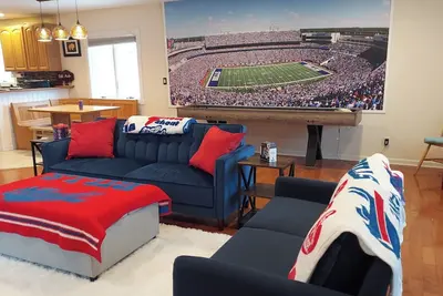 Image de Centrally located BuffaLove House with Huge yard, Games and more!