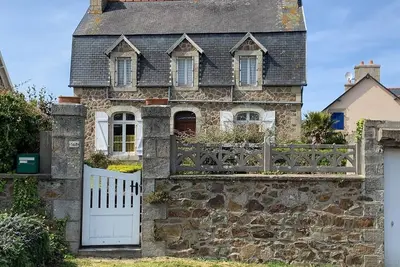 Image de Maison bretonne \"rustique\" face à la mer à Tregastel