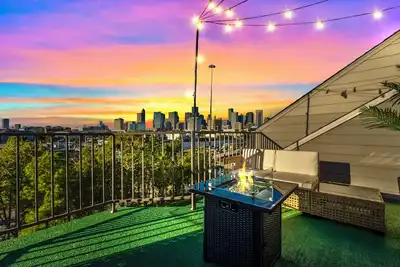 Image de Stunning Skyline Views! Gated with Garage! Only 5 Min to Downtown! Fifa Ready!