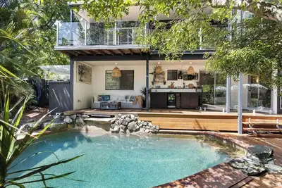 Image de Noosa Heads House. Resort style pool, surrounded by tropical gardens. Location!