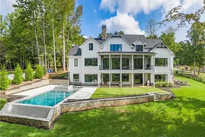 Image de New Lake-Front Farmhouse Style Home with Private Pool and Dock