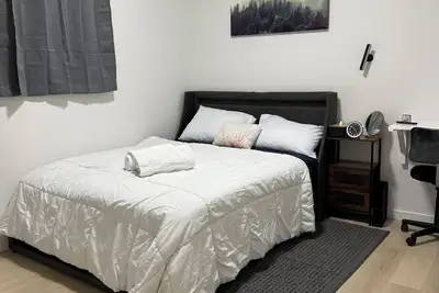 Image de 1 Bed En-suite Bath in Calgary near the Airport. Clean & Cozy