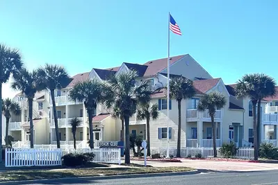Image de Downstairs 2-Bdrm, 2 bath - washer & dryer, patio, walking distance to beach