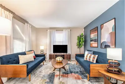Image de Cozy 4bd Near Downtown & Und - Poker/Games/Firepit