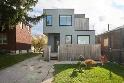 Image de Private Jack-and-Jill bedrooms and private washroom, in a shared house