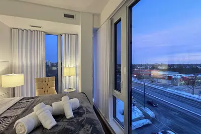 Image de Upscale 2-Bedroom, 2-Bathroom Condos in the Heart of Richmond Hill