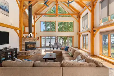 Image de Lakeview Lodge - Sleeps 20/Hot Tub/Sauna/Theater/Private Pier