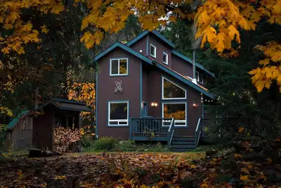 Image de Come for the mountain adventure…. relax in this modern hideaway