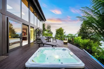 Image de Jacuzzi Suite - Ocean Views, Beach Access & Full-Service Luxury Lodge