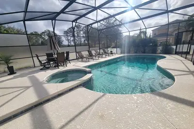 Image de New listing! Beautiful, large 5 bedroom villa with private pool & theater room!