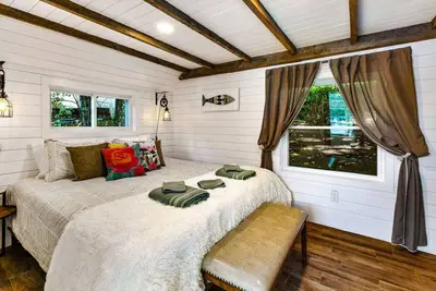 Image de Lake Retreat | Dock | 3 Cottages | Firepit