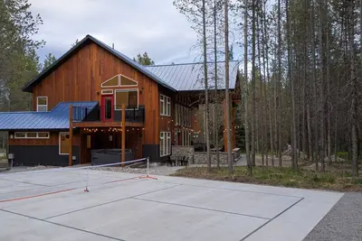 Image de Brand New-Pickleball-Hot Tub-Theater Room-Fire Pit-Bunks-Game Room