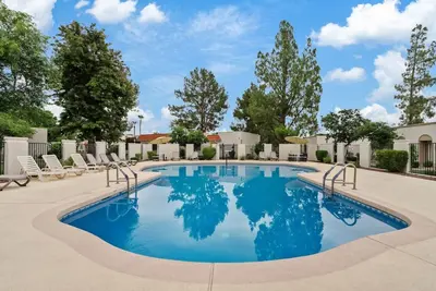 Image de Free pool heat! Gym, Fire pit- Modern Cozy condo