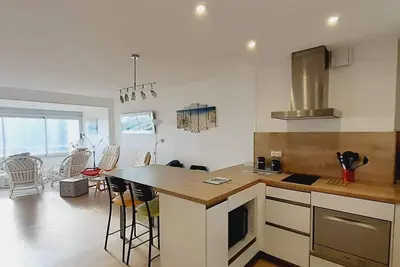 Image de Appartement rénové 3 pièces avec parking et clim, proche plage