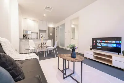 Image de A great city pad to suit all! This spacious `open plan' designed apartment is a must to inspect