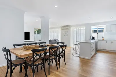 Image de Stylish 5-Bedroom Home Geographe