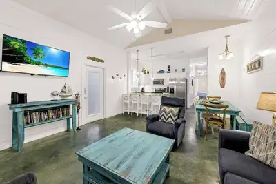 Image de Spacious condo, community pool, private porch!