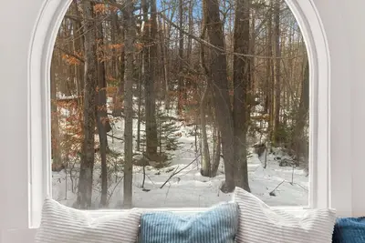 Image de Newly renovated condo- Summertime Shared Pool  - less than a mile to Mt Snow