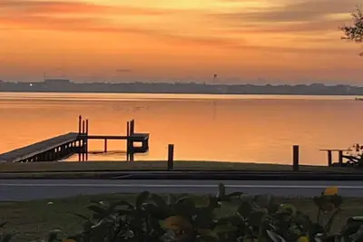 Image de Lake Jackson beachfront home w\/dock, pool table, close to restaurants\/shops