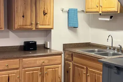 Image de Charming Basement apartment! Great for Families.