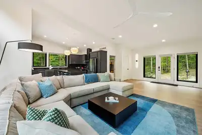 Image de Luxurious New Home w\/ Hot tub, Ev charger, Firepit - 5 min to Downtown!