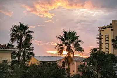 Image de Deluxe Beachy Fun Townhouse - High Speed Wifi