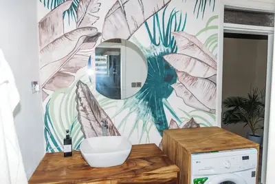 Image de Scandi-inspired Retreat in Cape Coast - Near Kakum, Castles & Hans Cottage!