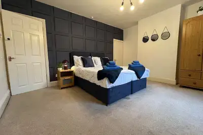 Image de Charming House • Sleeps 6 • Free Parking • Fast WiFi • Smart Tv