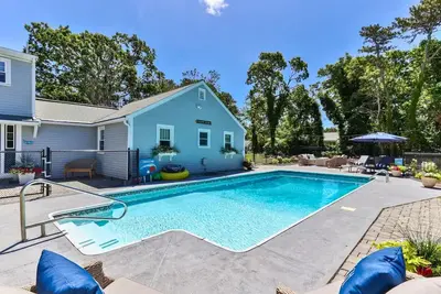 Image de \"Happy Ours: Where Poolside Bliss Meets Ocean Breeze! \"