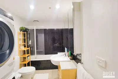 Image de Huge 2-floor Apartment + Parking in Melbourne