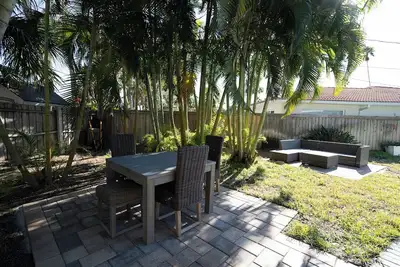 Island Oasis - 2 Blocks From Beach - Newly Renovated