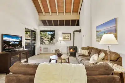Image de Lakeland Village 2 bedroom condo - 2 mins to Tahoe!