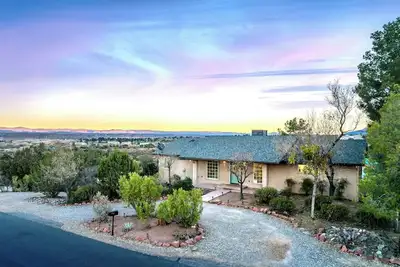 Image de Stylish & Spacious Boho - King Bed Galore, Hot Tub, Arcade, Ping Pong, Rec Room
