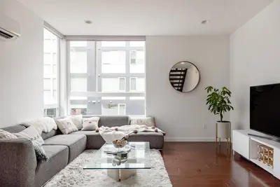 Image de Walk to Cap Hill from a Stylish Designer Home