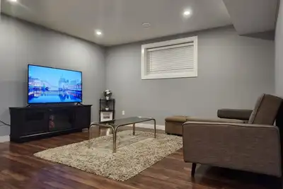 Image de Cozy Basement Apartment+Private Entrance+Laundry.