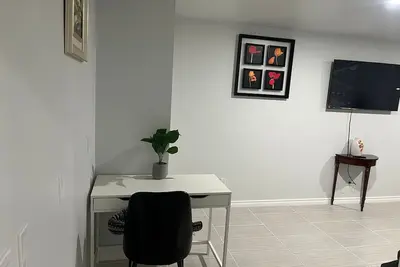 Image de Cozy and very comfy 1 bedroom walk up suite near Canada olympic park, Sw Calgary