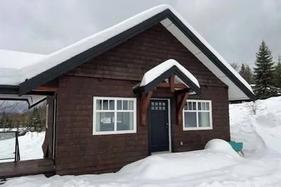 Image de Cozy Studio with Mountain Views Available Month to Month-Pet Friendly!