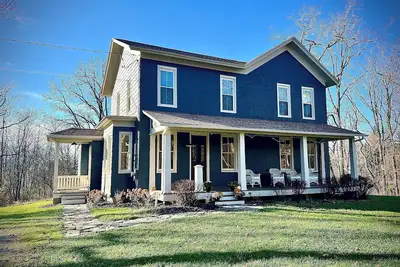 Image de Original Farmhouse at Cottage City, private, spacious, with lake access