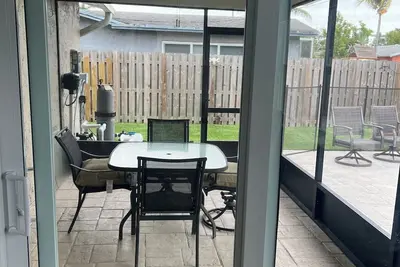 Image de Charming 3\/2 house with heated pool\/spa, just 2 miles from Sawgrass Mills Mall!