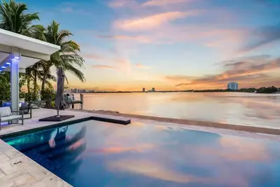 Image de Welcome to Bayfront Tranquility Luxury Retreat! \nEscape to paradise