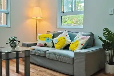 Image de Modern one-bedroom Apt Queen bed + single air bed + free secure parking